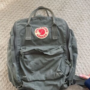 Fjallraven Kånken Dark Green Backpack